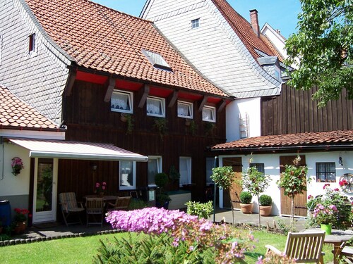 5 bedrooms, quiet town location, garden, 2 parking spaces, 200m to market square