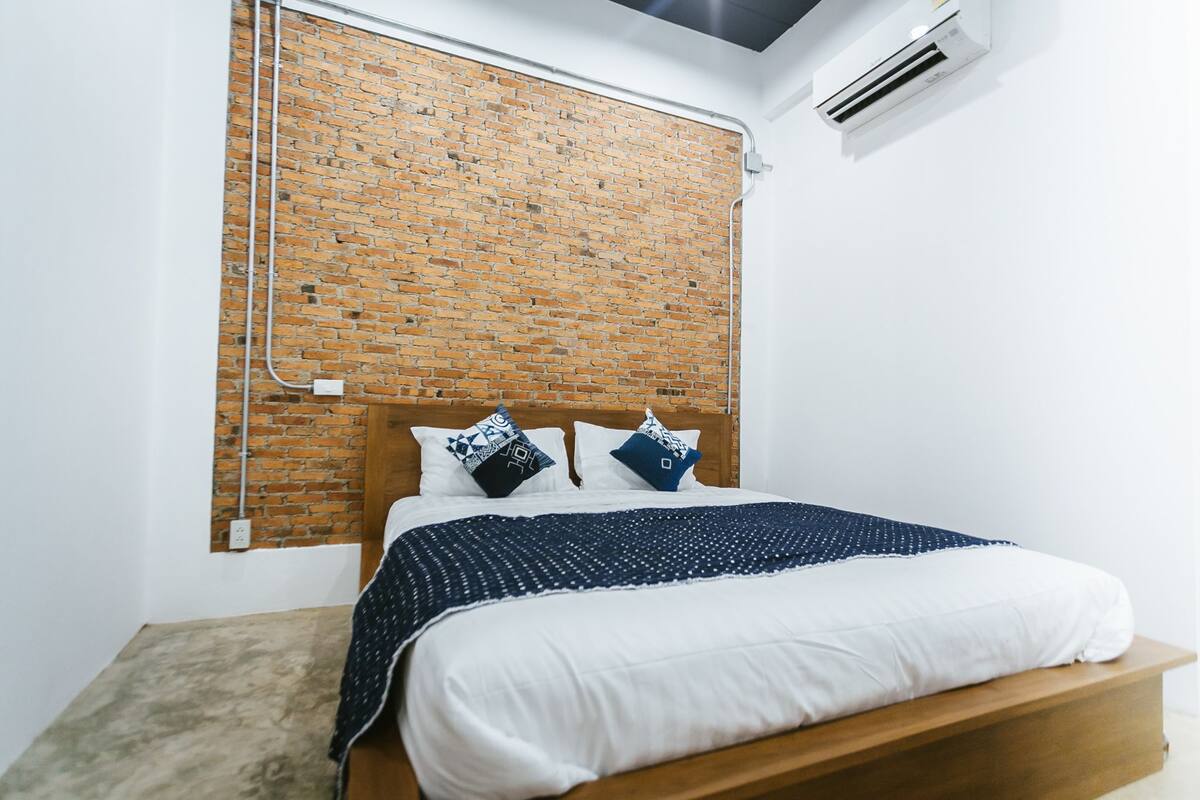 Deluxe kamer | Een minibar, individueel gedecoreerd, geluiddichte muren, gratis wifi