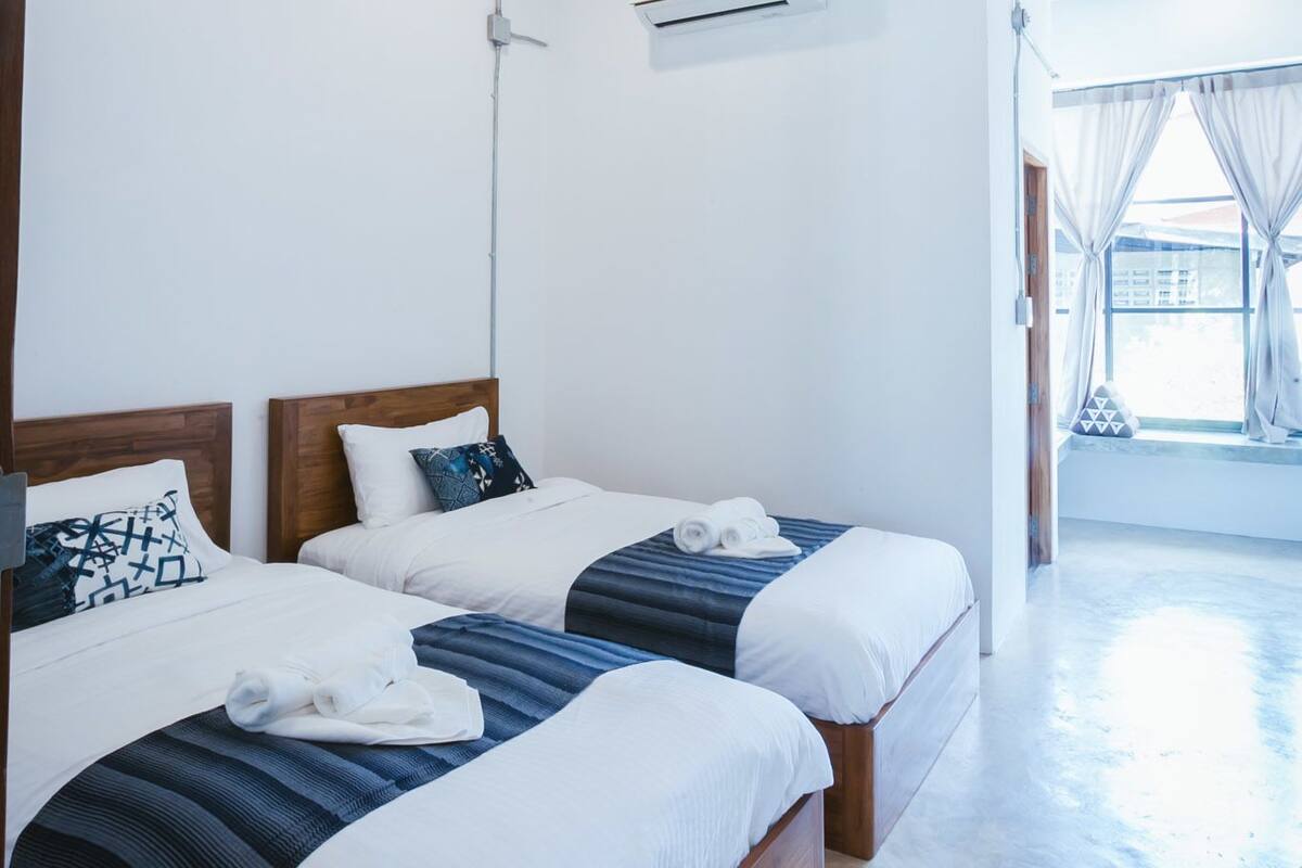 Standaard Twin kamer | Een minibar, individueel gedecoreerd, geluiddichte muren, gratis wifi