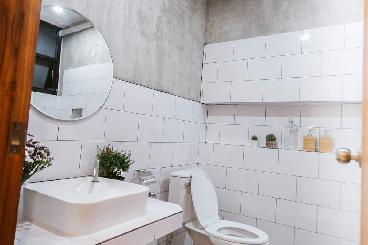 standard room | bathroom | shower, free toiletries, hair dryer, towels