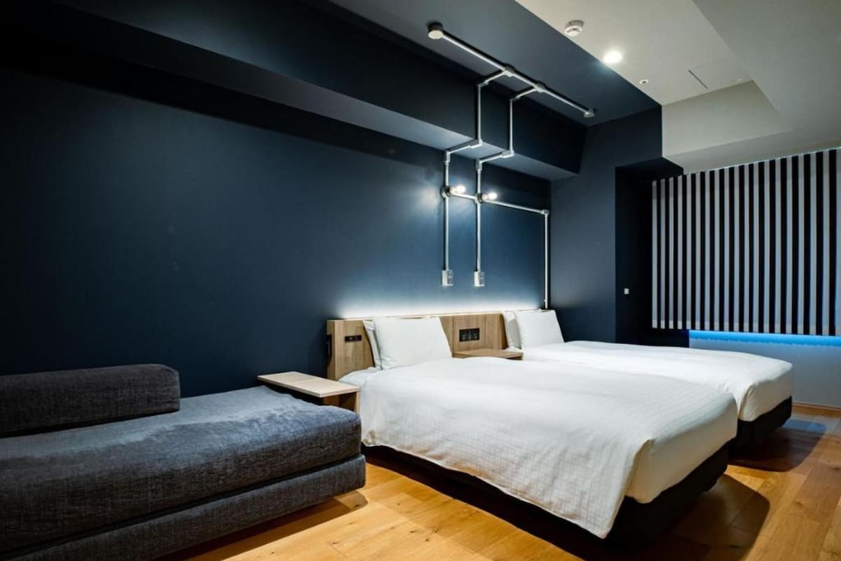 Premier Twin Room | Down comforters, in-room safe, desk, blackout drapes