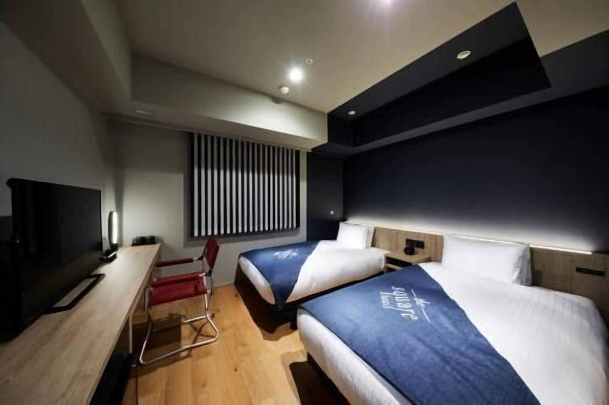 Down comforters, in-room safe, desk, blackout drapes