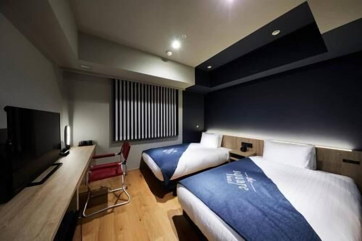 Down comforters, in-room safe, desk, blackout drapes