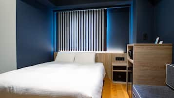 Ein modernes Hotelzimmer mit einem großen Bett, einem Schreibtisch und einer Sitzecke.