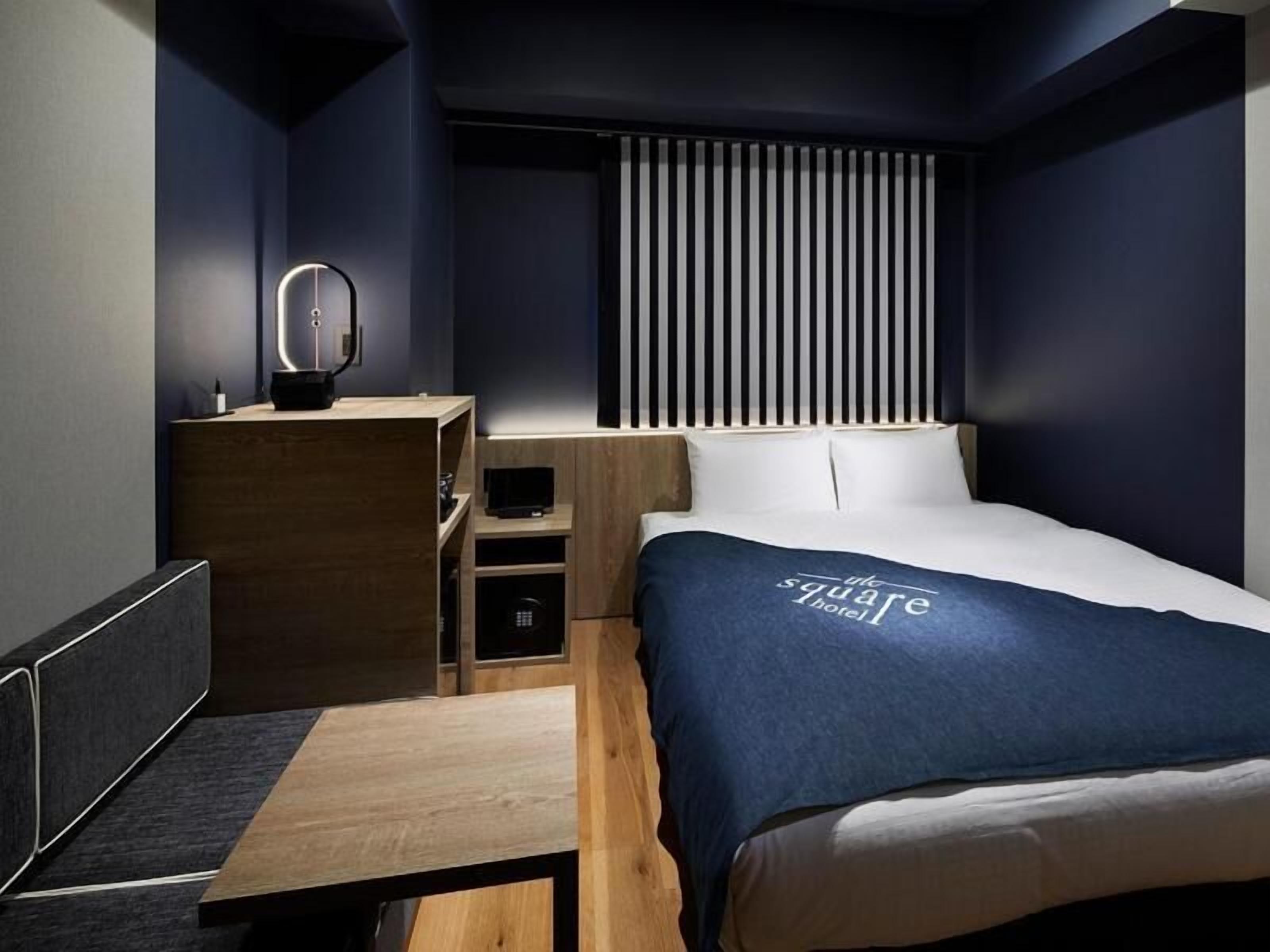 Down comforters, in-room safe, desk, blackout drapes