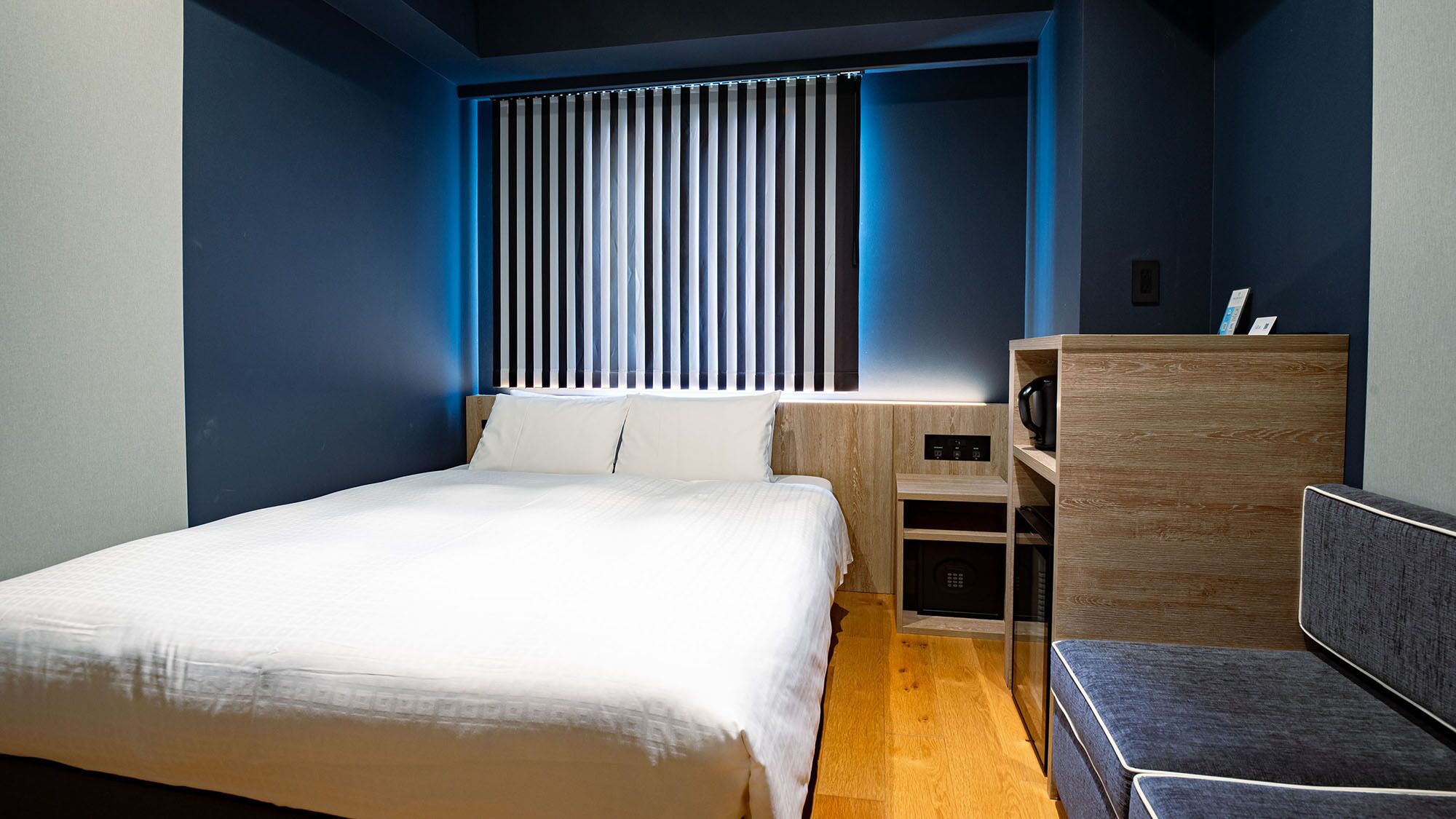 Down comforters, in-room safe, desk, blackout drapes