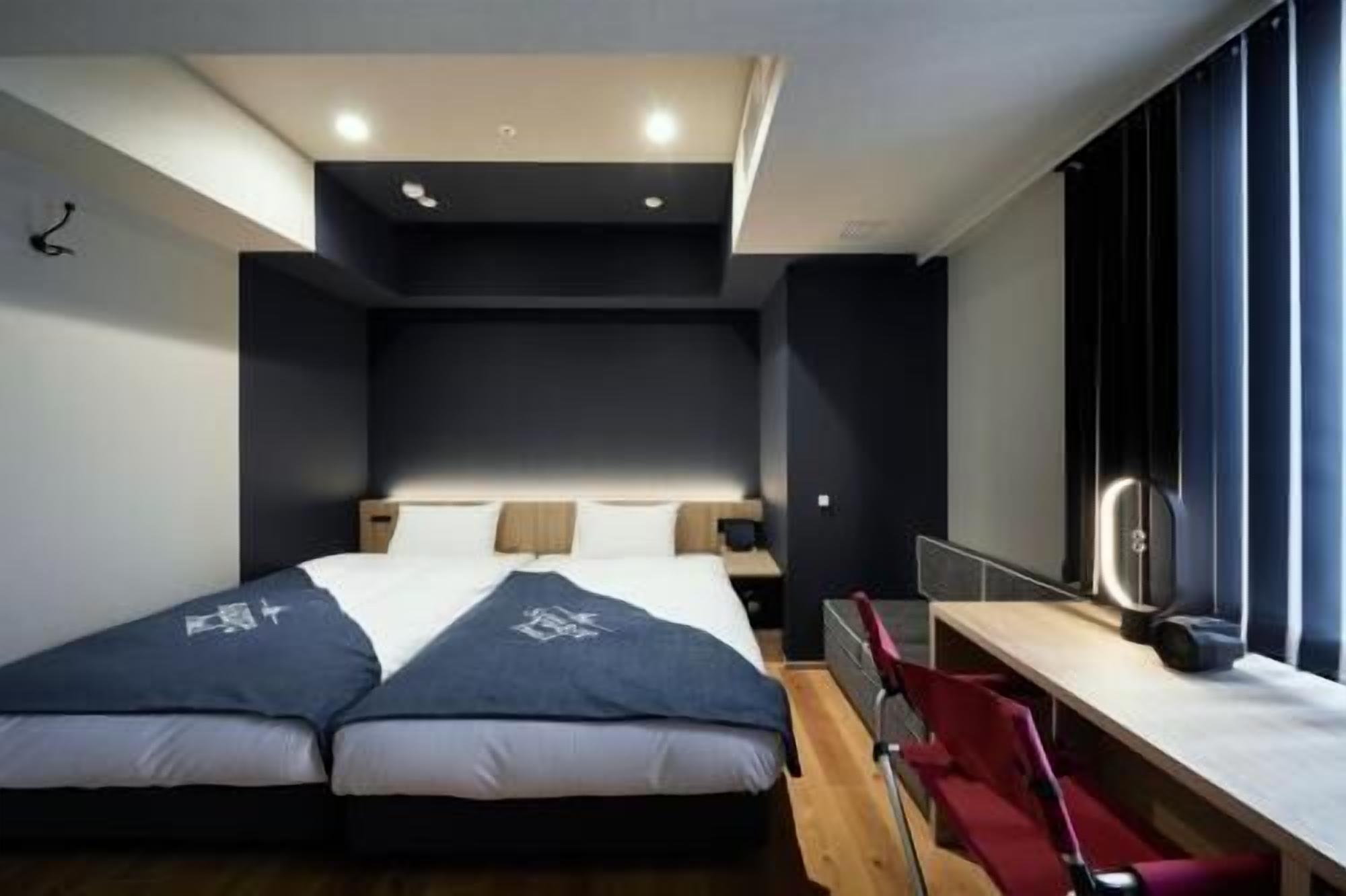 Down comforters, in-room safe, desk, blackout drapes