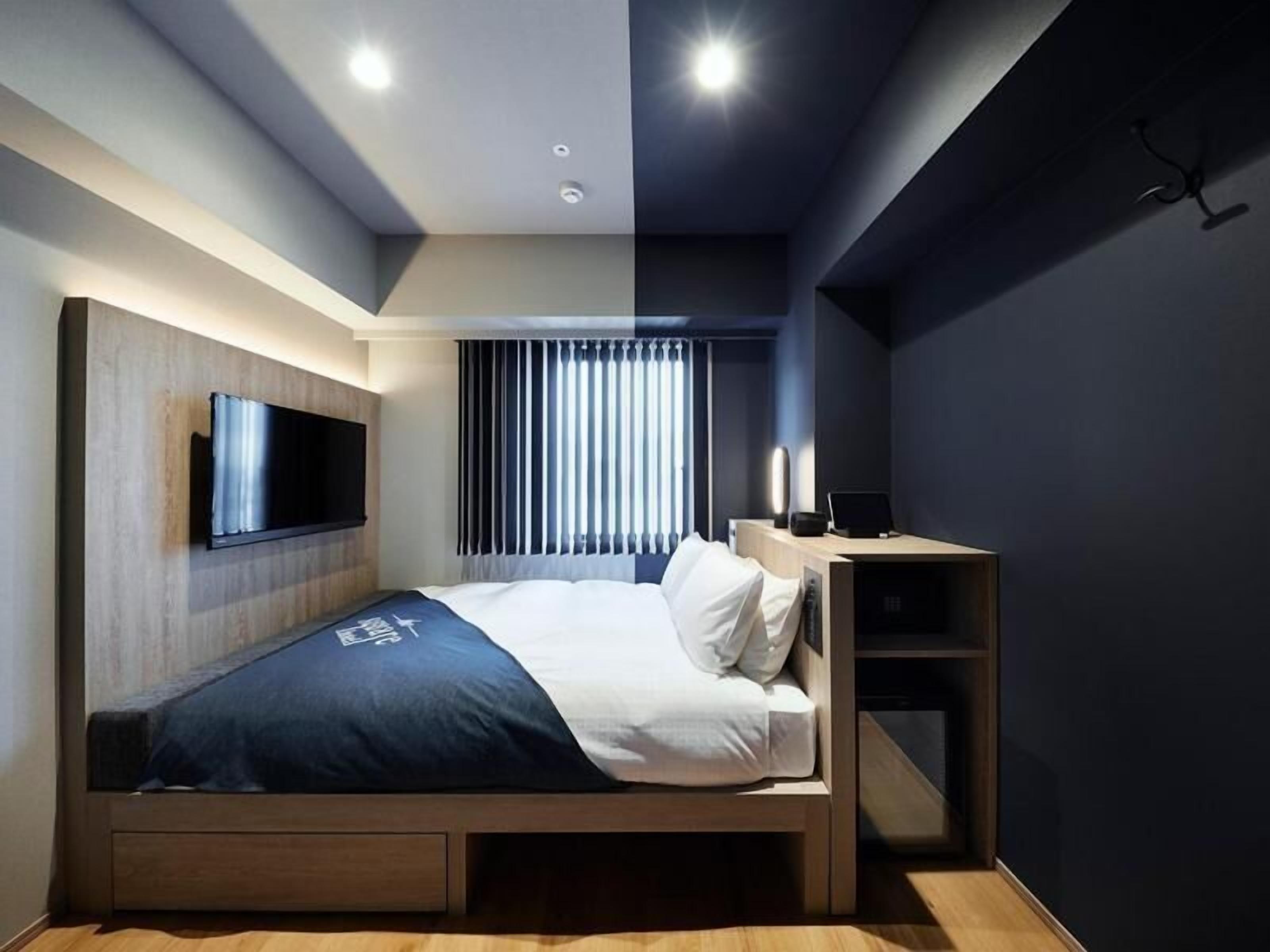 Down comforters, in-room safe, desk, blackout drapes