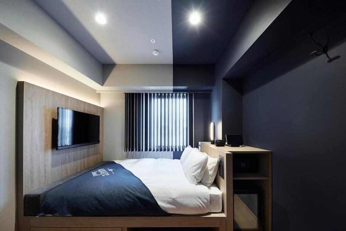 Down comforters, in-room safe, desk, blackout drapes