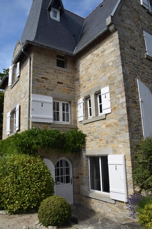 Exterior - Restored stone villa, 6 bedrooms, immediate access to the large beach (Saint-Cast-Le-Guildo)