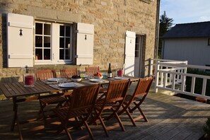 Outdoor dining - Restored stone villa, 6 bedrooms, immediate access to the large beach (Saint-Cast-Le-Guildo)