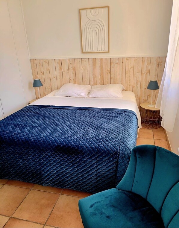 Iron/ironing board, travel cot, free WiFi, bed sheets