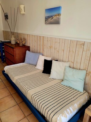 Iron/ironing board, travel cot, free WiFi, bed sheets