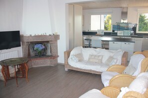 Fernseher, DVD-Player, Bücher, Arbeitsbereiche