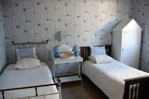 5 عدّة غرف نوم ومكواة/لوح كي وملاءات أسرّة