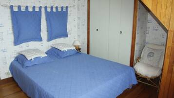 5 dormitoris, planxa i posts de planxar i roba de llit