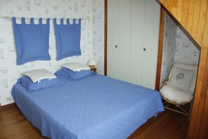 5 室のベッドルーム、アイロン / アイロン台、ベッドシーツ