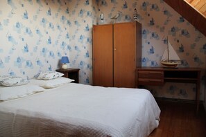 5 dormitoris, planxa i posts de planxar i roba de llit 