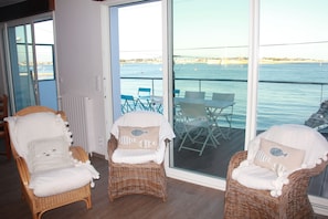 تلفزيون، مشغل دي في دي، كُتُب، مكتب