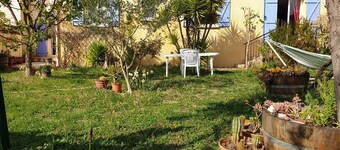 Maison tout confort avec grand jardin méditerranéen au calme à cÎté des vignes