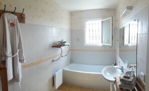 Bañera, artículos de tocador ecológicos, secador de pelo, toallas
