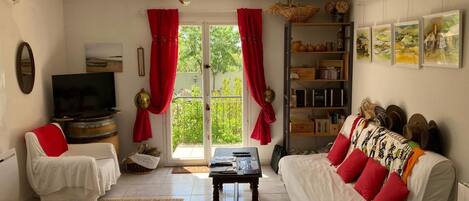 智能电视、书、音乐库、立体声音响