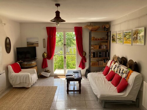 Comfortable and peaceful house with large Mediterranean garden next to vineyards