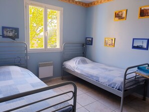 2 bedrooms, iron/ironing board, free WiFi, bed sheets