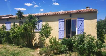 Maison tout confort avec grand jardin méditerranéen au calme à cÎté des vignes