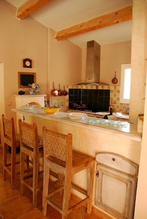 Een koelkast, een oven, een kookplaat, een vaatwasser