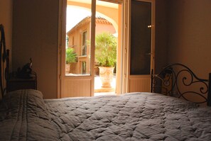 4 slaapkamers, een strijkplank/strijkijzer, internet, beddengoed