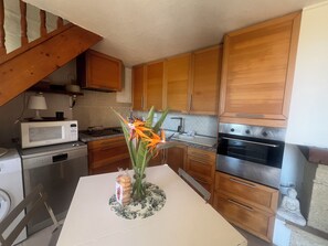 Réfrigérateur, four à micro-ondes, un four, surface de cuisson