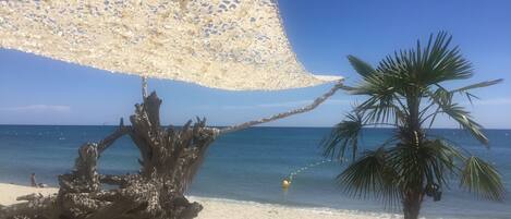 على الشاطئ، كراسي للتشمس