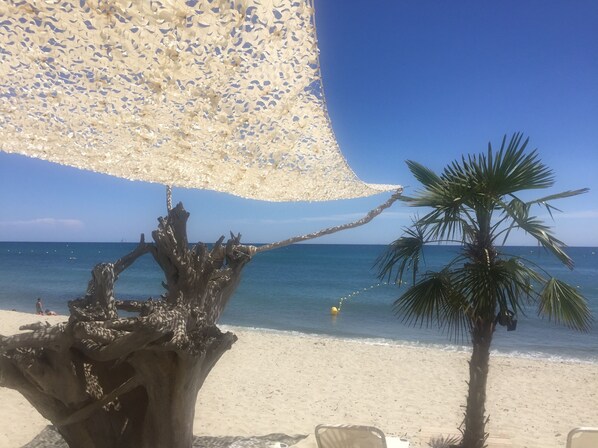 Sur la plage, chaise longue