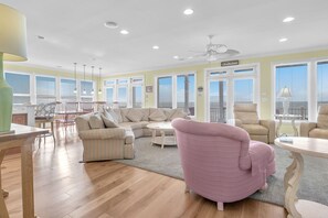 TV, lettore DVD, libri, videoteca