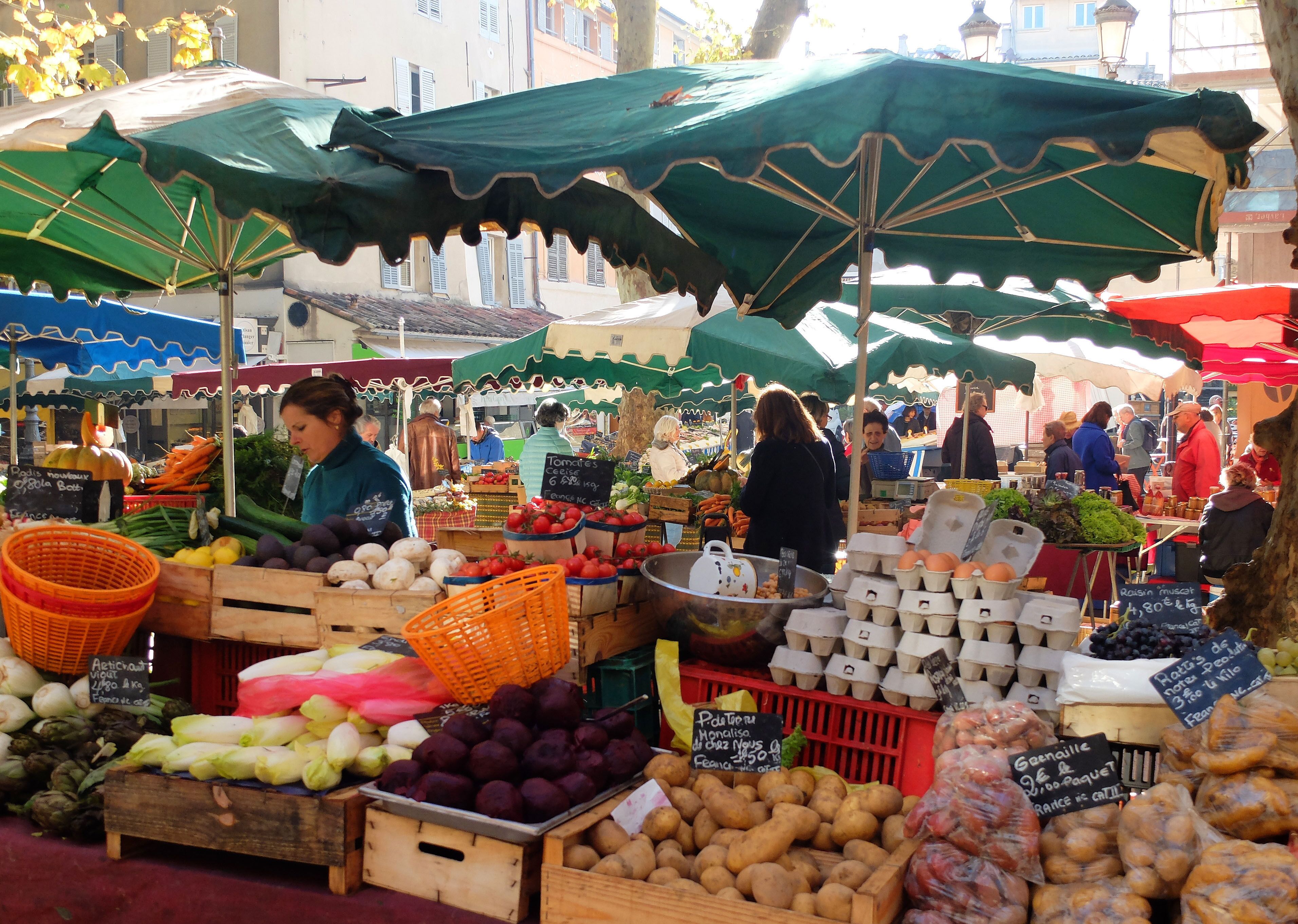 La place  Richelme  marché à deux pas tous les matins 
