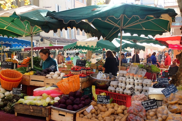 La place Richelme marché à deux pas tous les matins
