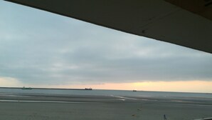 A beach with a ship in the distance and a cloudy sky. - STUDIO IN A SEA FACING RESIDENCE WITH GARDEN VIEW (Boulogne-sur-Mer)