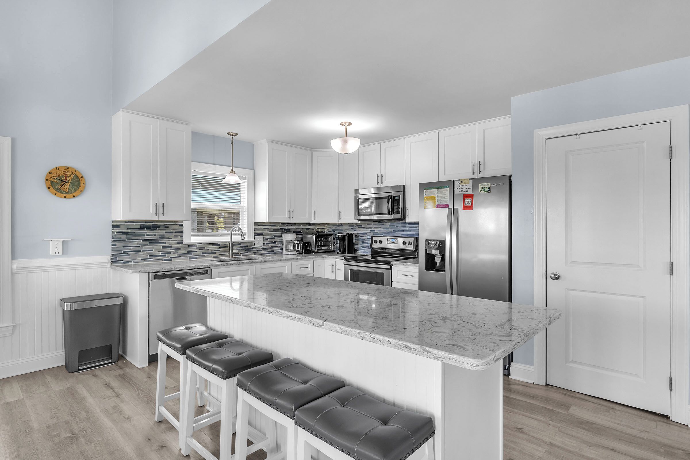 Kylskåp, mikrovågsugn, ugn och diskmaskin