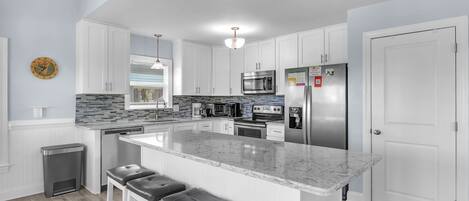 冷蔵庫、電子レンジ、オーブン、食器洗い機