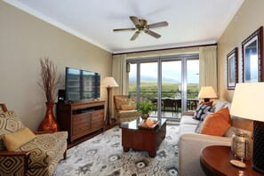 Een flatscreentelevisie en boeken