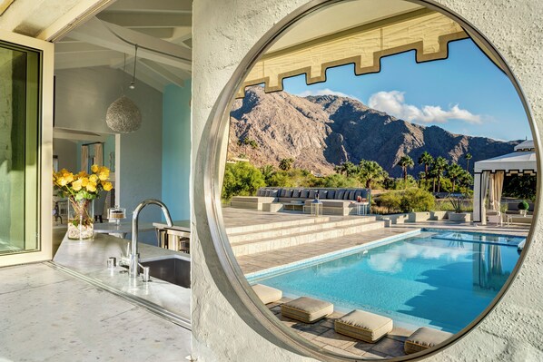 Utendørsbasseng og et oppvarmet basseng