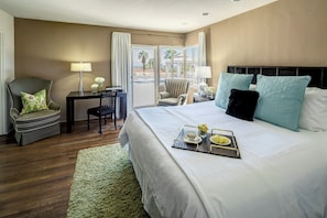 5 habitaciones, escritorio y tabla de planchar con plancha