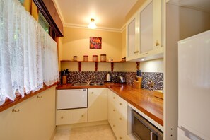 Studio Supérieur, 1 grand lit, non-fumeurs (Winterbrook Cottage) | Coin cuisine privé | Grand réfrigérateur, micro-ondes dans l'espace commun