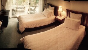 Chambre Supérieure avec lits jumeaux, plusieurs lits, non-fumeurs (Orchid room) | Ameublement personnalisé, rideaux occultants, fer et planche à repasser