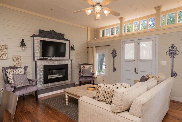 Televisio, takka, kirjoja