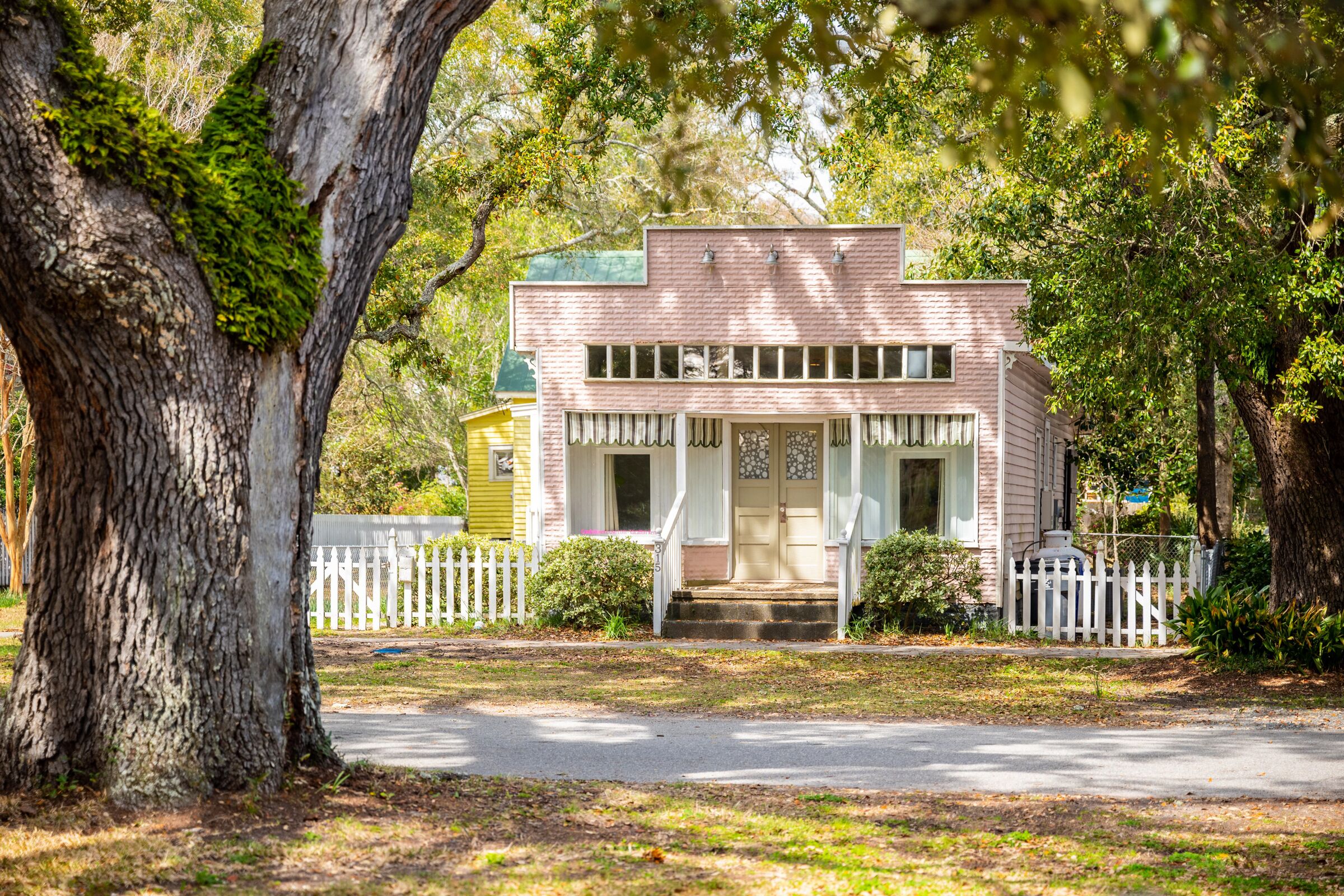 Candy Store House: Vintage-Wow! Historic Charm Meets Modern Flair Close to Shopp