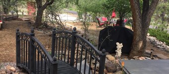 ¡Relájate junto a tu propia cascada privada! Propiedad amigable para perros!