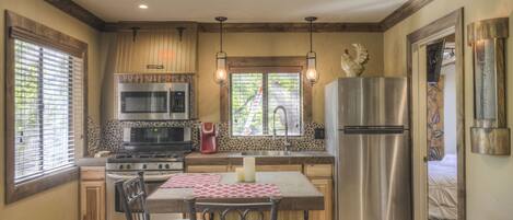 ثلاجة/مجمد بحجم كبير، ميكروويف، فرن، موقد طهي مسطح