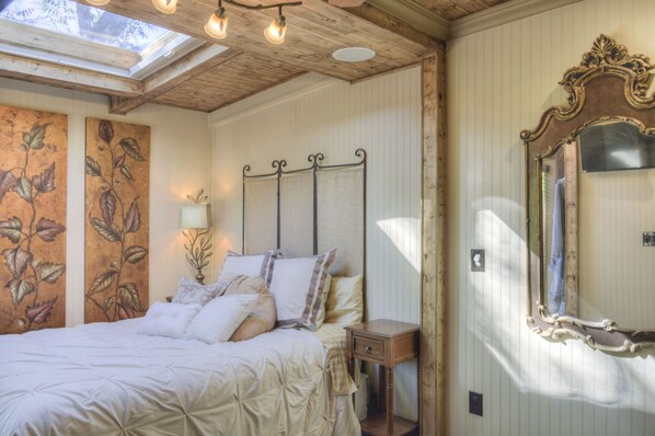 1 bedroom, desk, iron/ironing board, free WiFi -  Romantic property on a seasonal creek with personal waterfall. Dog friendly!! (Prescott)